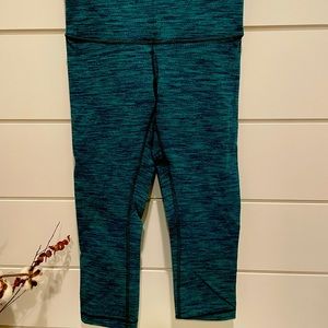 Lululemon wonder under crop high rise